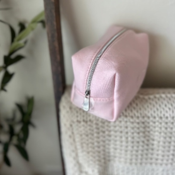 Dior super soft velour makeup bag. Brand new, includes regular size makeup - Picture 2 of 6